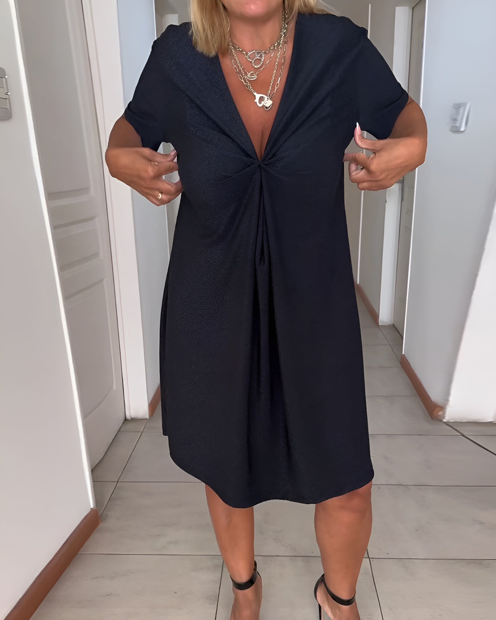 Laurence | Elegant kjole med V-hals og rynker