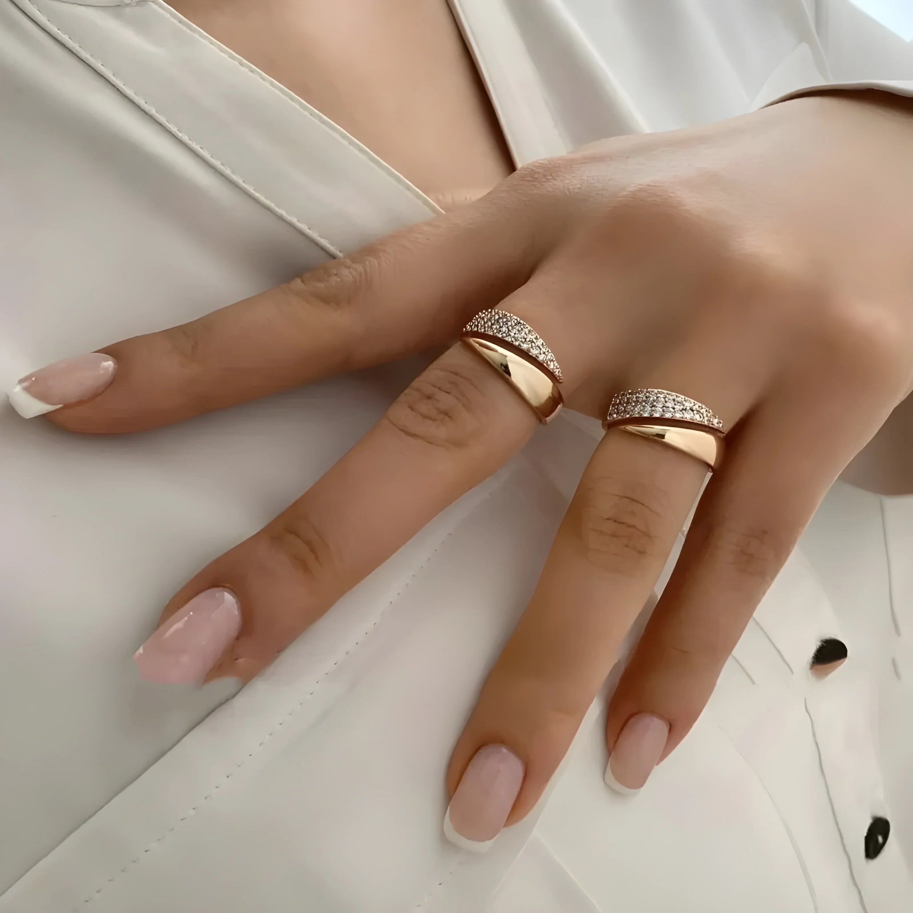 Elegant gullring med glitrende stener (1+1 GRATIS)