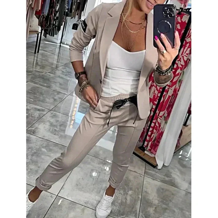 Liv | Personlig sett med myk blazer og løse joggebukser