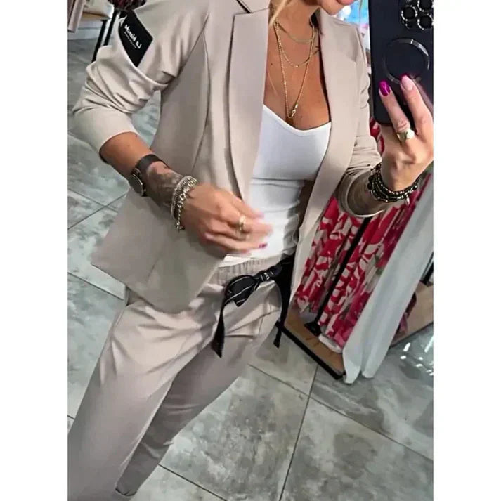 Liv | Personlig sett med myk blazer og løse joggebukser