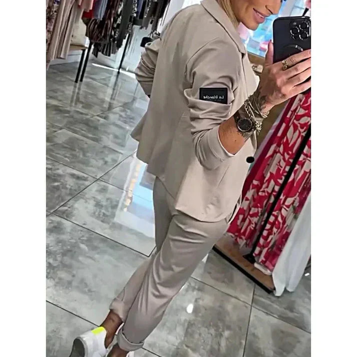 Liv | Personlig sett med myk blazer og løse joggebukser