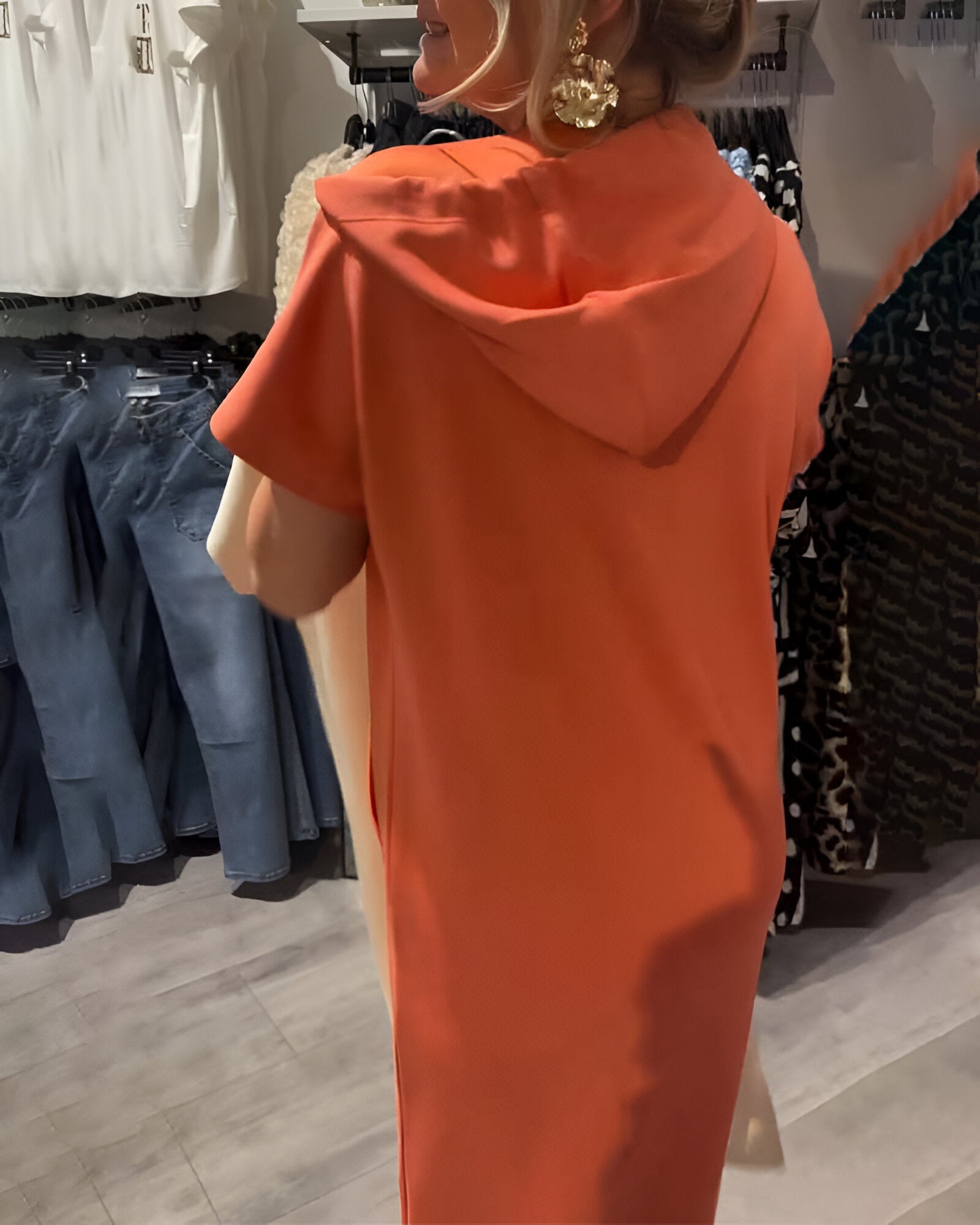 Hiba™ | Avslappet kjole med hette og feminin passform