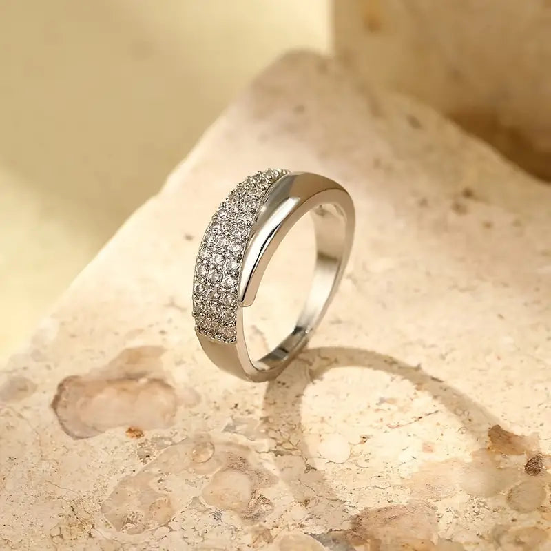 Elegant gullring med glitrende stener (1+1 GRATIS)