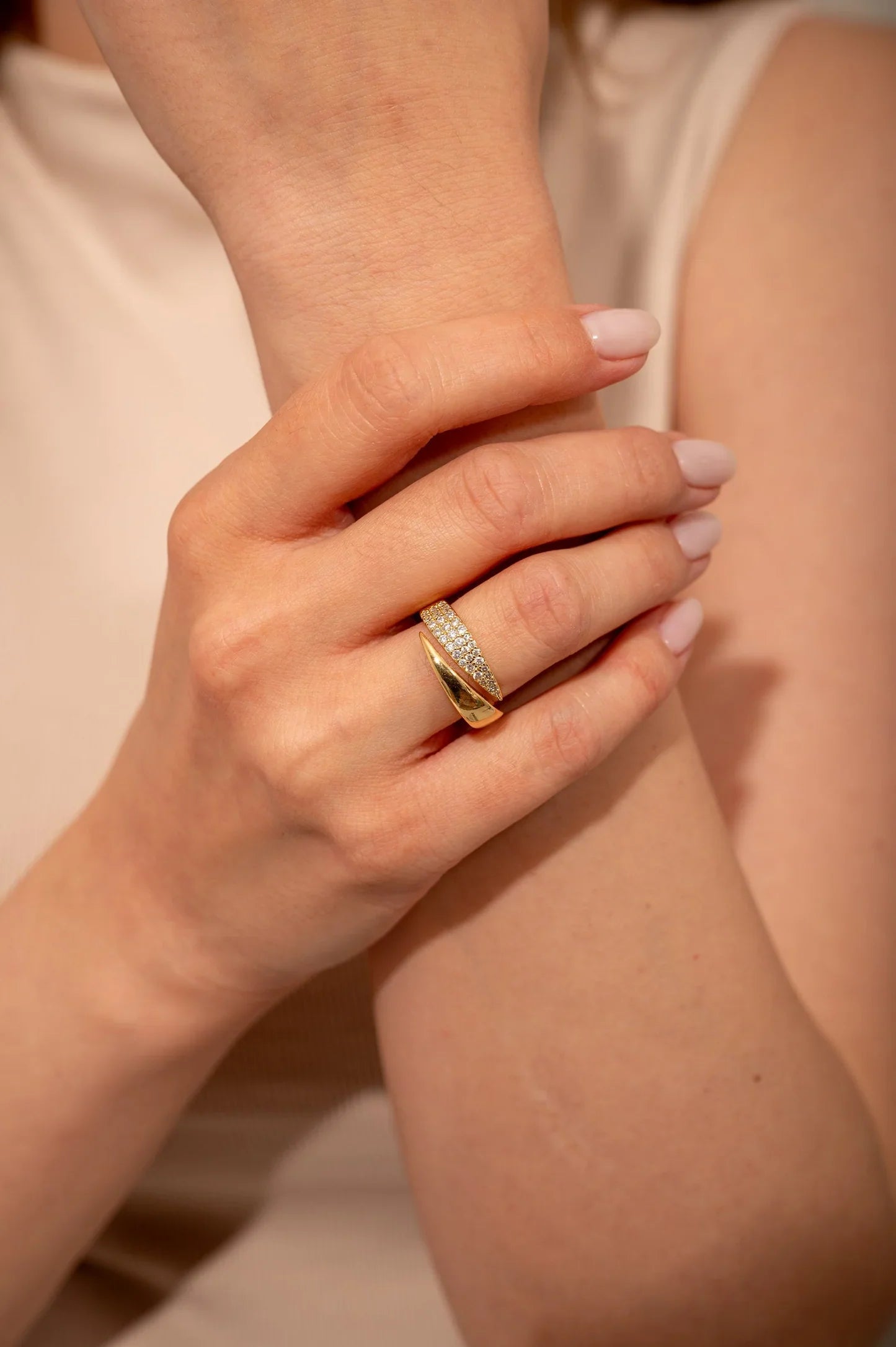 Elegant gullring med glitrende stener (1+1 GRATIS)