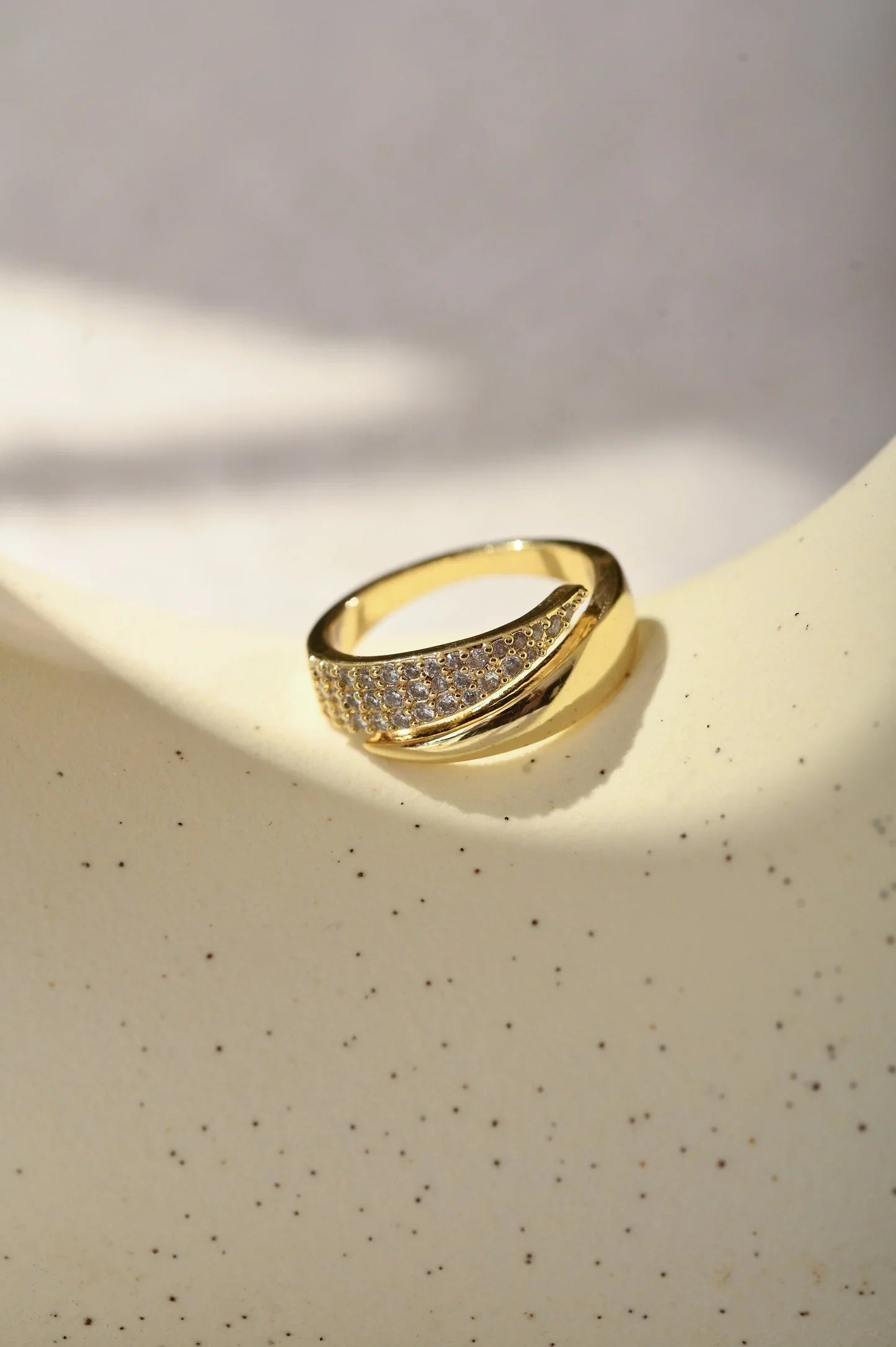 Elegant gullring med glitrende stener (1+1 GRATIS)
