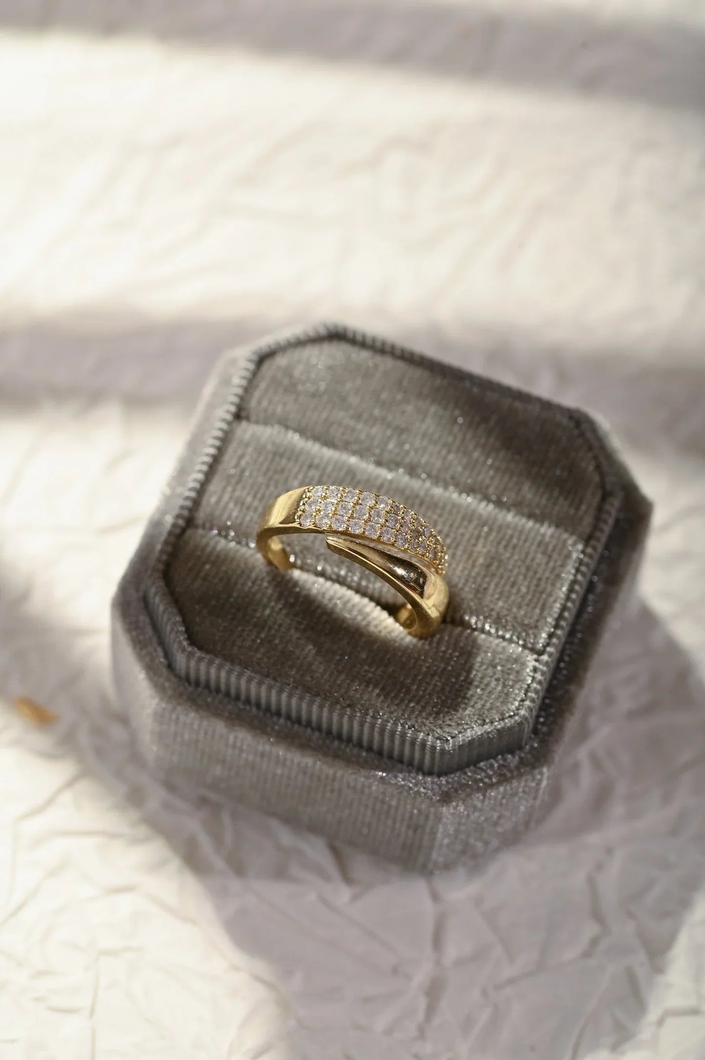 Elegant gullring med glitrende stener (1+1 GRATIS)
