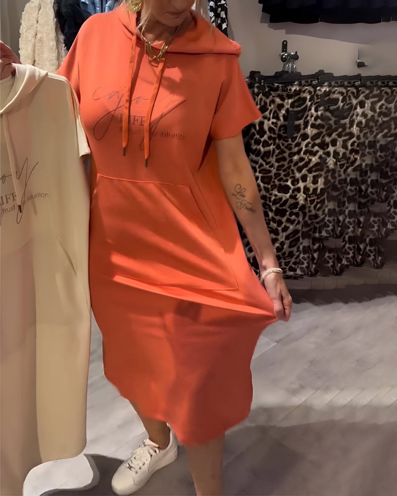 Hiba™ | Avslappet kjole med hette og feminin passform