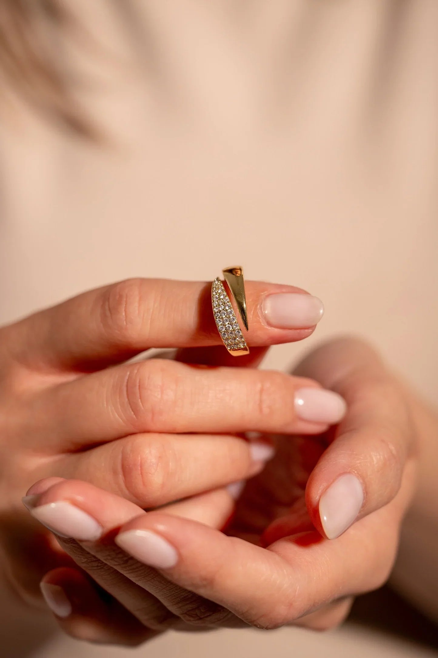 Elegant gullring med glitrende stener (1+1 GRATIS)