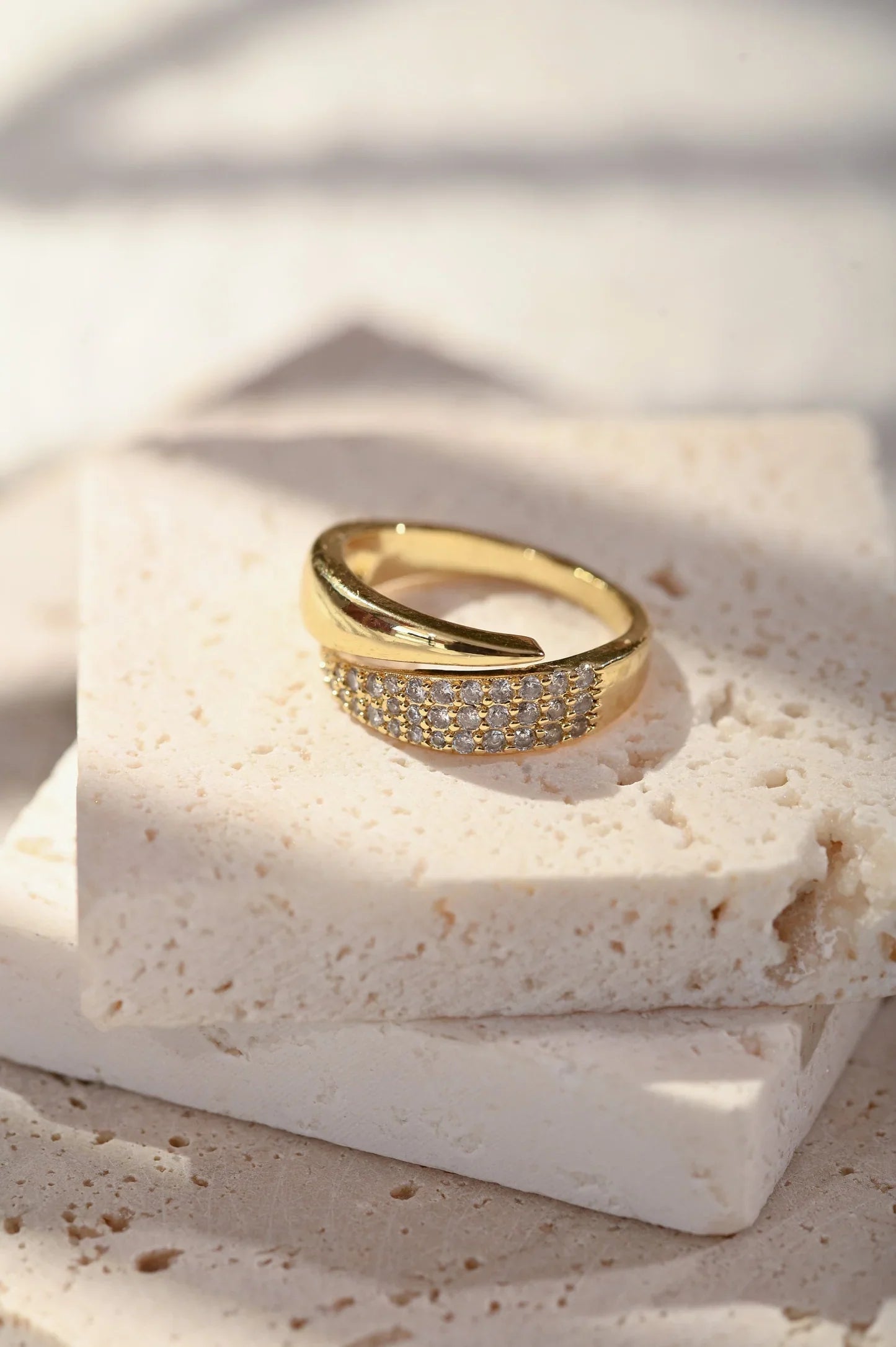 Elegant gullring med glitrende stener (1+1 GRATIS)