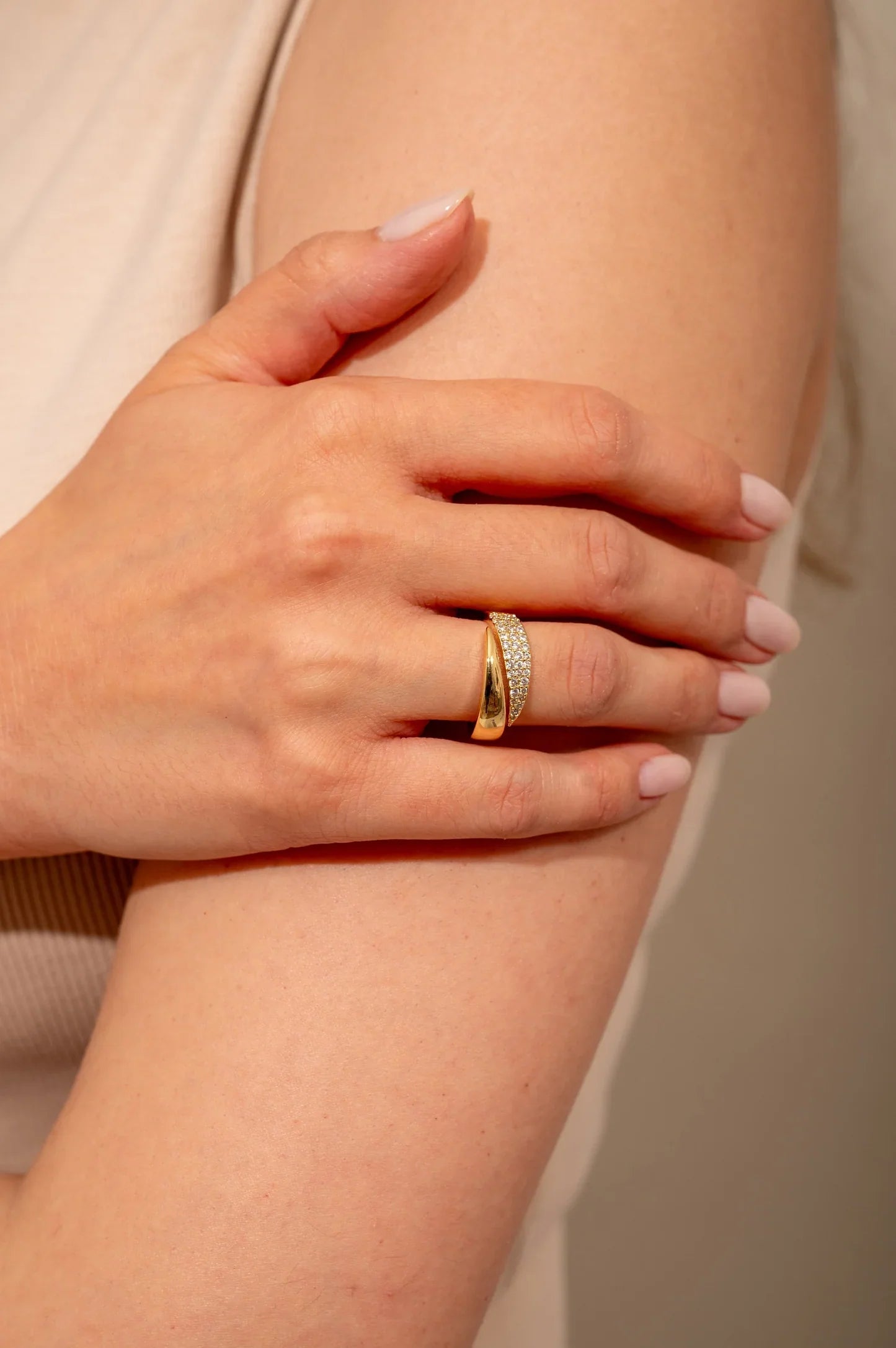Elegant gullring med glitrende stener (1+1 GRATIS)